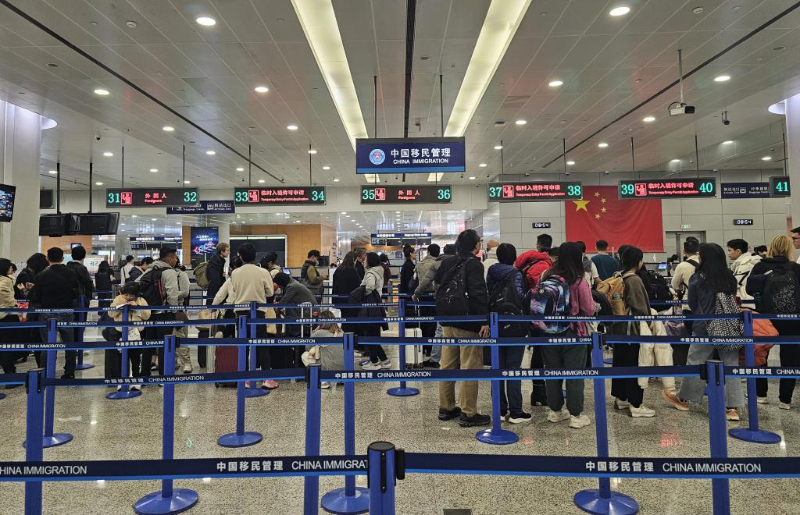 浦東國際機場邊檢入境查驗大廳,旅客有序排隊候檢。(上海邊檢總站供圖)